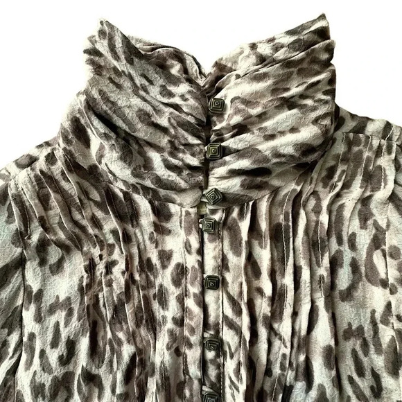 MaEVe | ANIMAL PRINT SHORT SLEEVE BLOUSE PLEATS BUTTON UP NECK | SIZE: 4 - Picture 4 of 12